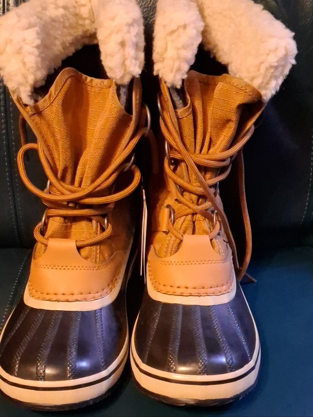 Sorel Womens 6.5 Brown and Black Winter Lace-Up Boots with Cream Shearling